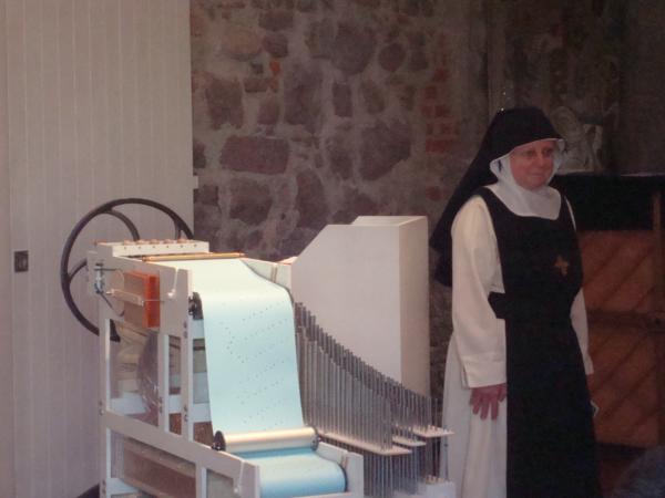Die Äbtissin Mutter Maria Bernadette begrüßt als Hausherrin die Gäste