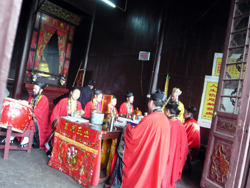 Taoistische Mnche bei einem musikalischen Ritual.